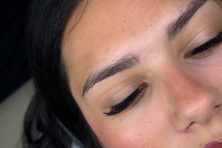 Sopracciglia con trucco permanente hair stroke